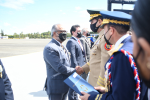 Fuerza aérea condecora al presidente de la JAC con la Medalla Vuelo Panamericano